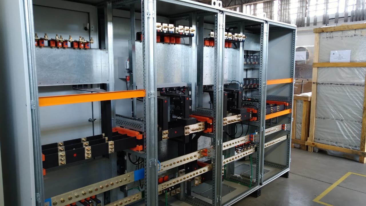 Fase final de montagem dos painéis elétricos do Gramado Termas Park.