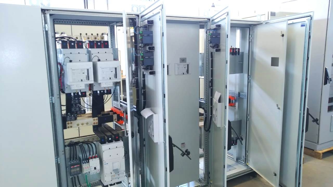 Fase final de montagem dos painéis elétricos do Gramado Termas Park.