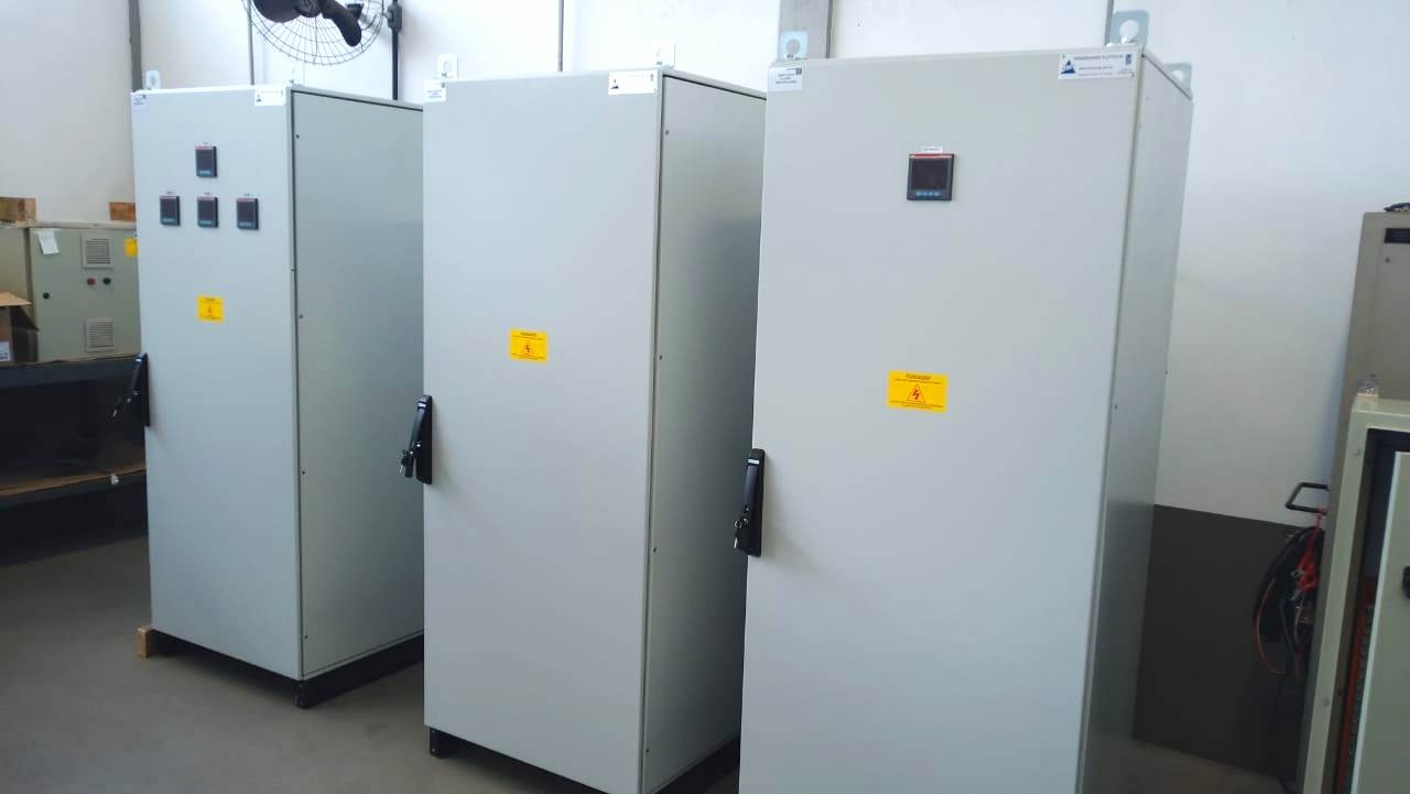 Fase final de montagem dos painéis elétricos do Gramado Termas Park.